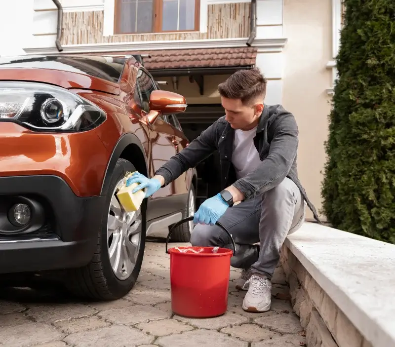 Lavage auto à domicile Le Pin : professionnel intervenant sur un véhicule